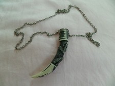 Collier chaine avec plastique défense ou dent (gravure singe)