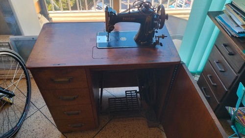 Machine coudre ancienne - à,
