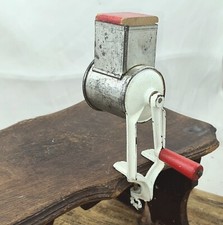 Ancienne râpe fromage épices