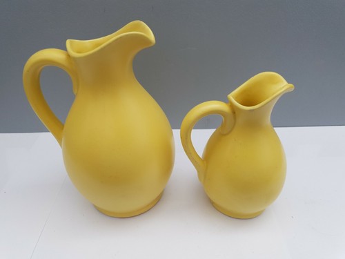 Deux pichets anciens - , en