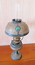 ancienne lampe à pétrole très décorative en état de fonctionner avec mèche tube