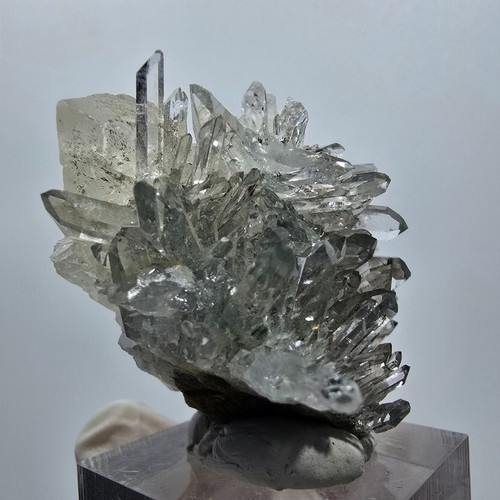 Quartz étoilé avec cube - , de