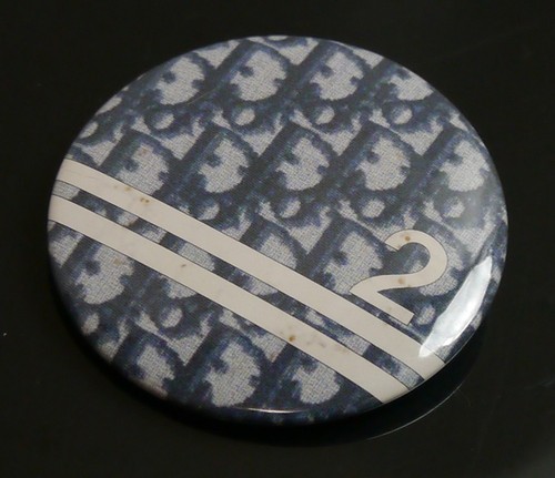 Authentique broche badge