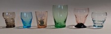 Verres à liqueur shooter vintage série de six couleurs assorties