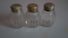 3 SALIERES EN CRISTAL ET BOUCHONS ARGENT MASSIF CHRISTOFLE-EXCELLENT ETAT-