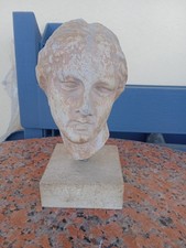 Buste femme Grecque en platre sur sa plaque de marbre.