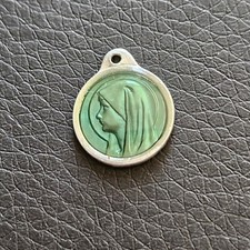 Médaille religieuse émaillée vert vierge Marie souvenir de pèlerinage