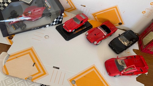 Ferrari une - ), et