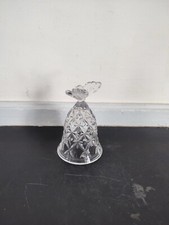 Cloche en verre surmontée d'un papillon