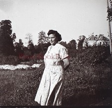 Femme dans un parc c1950 Photo