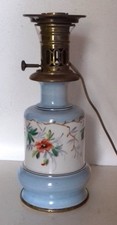 LAMPE A PÉTROLE PORCELAINE DE