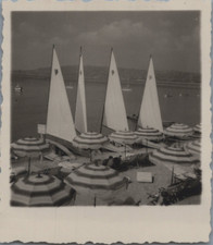 France, Cannes, Parasols sur la plage, Tirage vintage, ca.1940  Tirage argenti