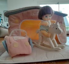 poupée sekiguchi et accessoires armoire cheval a bascule