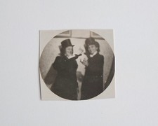 Deux jeunes filles chapeau