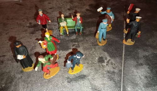 Lot figurines personnages - 11,