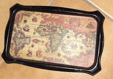 Petit plateau vintage en métal noir — Carte du monde ancienne intacte