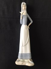 Grande figurine femme à la