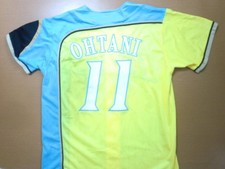 Uniforme maillot jaune heureux