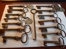 lot de clefs diverses  XIX°   14 Clefs... + Un passe partout......