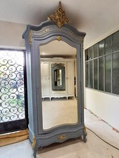 Armoire galbée, ancienne, patinée bleu-gris et or vieilli, style Louis XV.