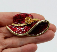Broche Vintage Chapeau Rétro en Métal Doré et émail Rouge