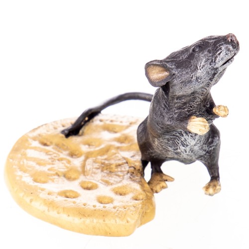 Sculpture souris avec biscuit