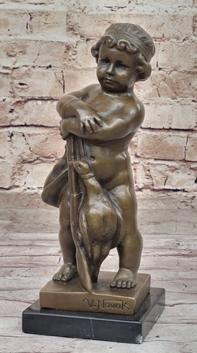 Figurine enfant tenant un - tenant,