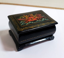 BOITE laquée RUSSE peinture miniature style ART de PALEKH signée TRAINEAU cheval