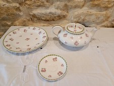 Théière et assiettes
