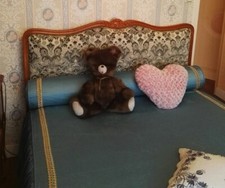 Chambre Louis XV tête et pied de lit capitonnés et brodés, complète