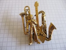 JAZZ MUSIC JAZZMAN SAXOPHONE ELECTRIC GUITAR VINTAGE PIN PRIVATE COLLECTION us7