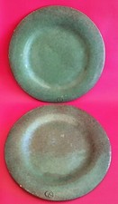 2 grandes assiettes vertes en céramique émaillé terre cuite ou grès signé SD?