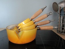 4 Casseroles avec bec verseur  fonte émaillée jaune Le Creuset  Manche en Bois