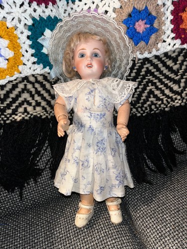 Rare magnifique petite poupée - petite,