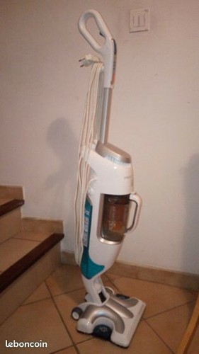Aspirateur balai vapeur