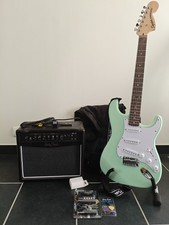 Pack Guitare Électrique Complet – Squier Strat + Ampli + Accessoires – Très Bon