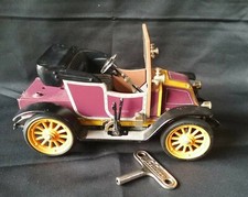 Schuco 1230 Renault 6 CV 1911 cabriolet tole  1/18 avec sa  clé LONGUEUR 17,5cm