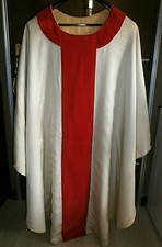 BLANCHE/VELOUR ROUGE/CHASUBLE GOTHIQUE/PRETRE/XXéme/no AUBE/CASULA/CASSEL 