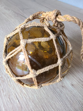 Ancienne boule de chalut en verre ambré et corde.