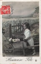 CP HEUREUSE FETE ENFANT DEPOSANT BUCHE SUR BROUETTE FLEURS