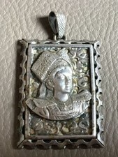 3 - Pendentif en métal femme