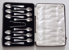12 petites cuillères à moka et pince à sucre en métal argenté anglais.175g