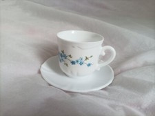Tasse vintage Arcopal Véronica Myosotis fleurs bleues 1980 verre opaline 4 Dispo