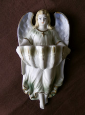 BENITIER EN BISCUIT PORCELAINE POLYCHROME