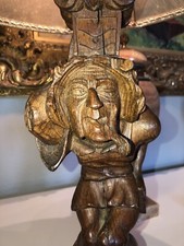 FORET NOIRE    Grande Lampe en bois sculpté, à décor de grotesque Début XXeme