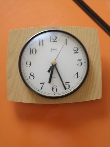 Ancienne horloge murale - , beige