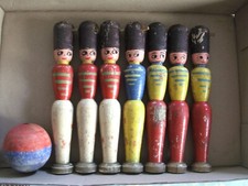Jeu ancien de 7 quilles en bois avec sa boule - Soldats - Peint