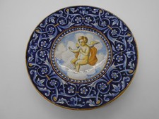1309 ) SUPERBE ASSIETTE ANGELOT EN FAIENCE GOUT MAJOLIQUE URBINO ITALIE