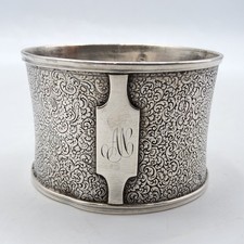 Rond de serviette argent massif Minerve gravé à décor d’arabesques 25,83 gr.