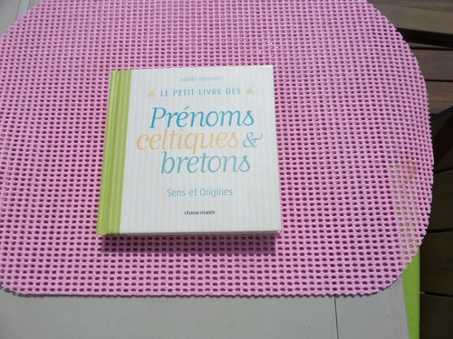 Petit livre des prenoms - le,